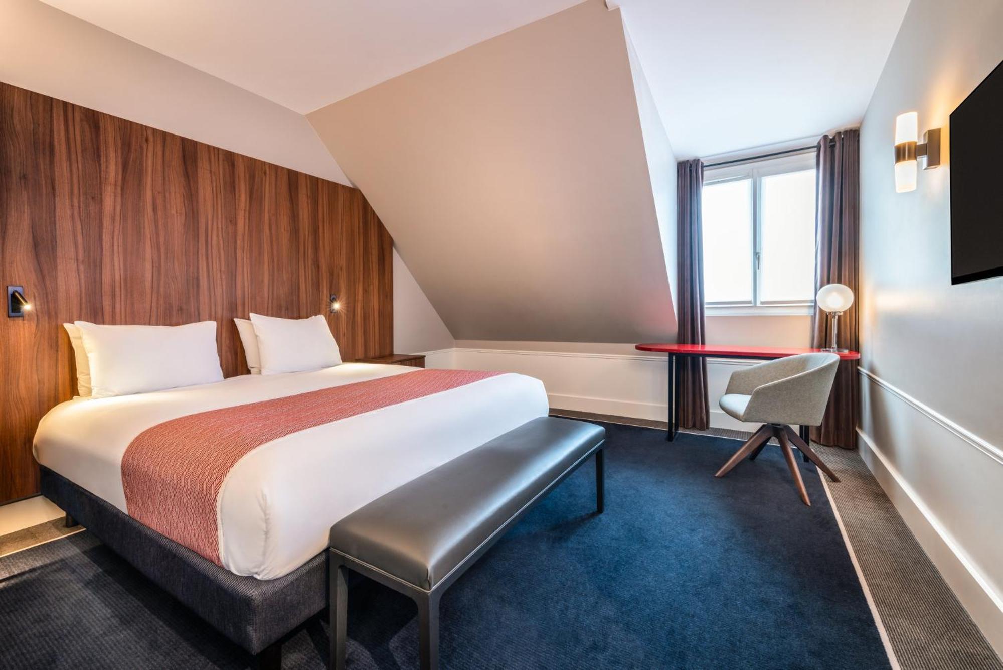 Suite mit Kingsize-Bett, Schlafsofa und Blick auf die Stadt