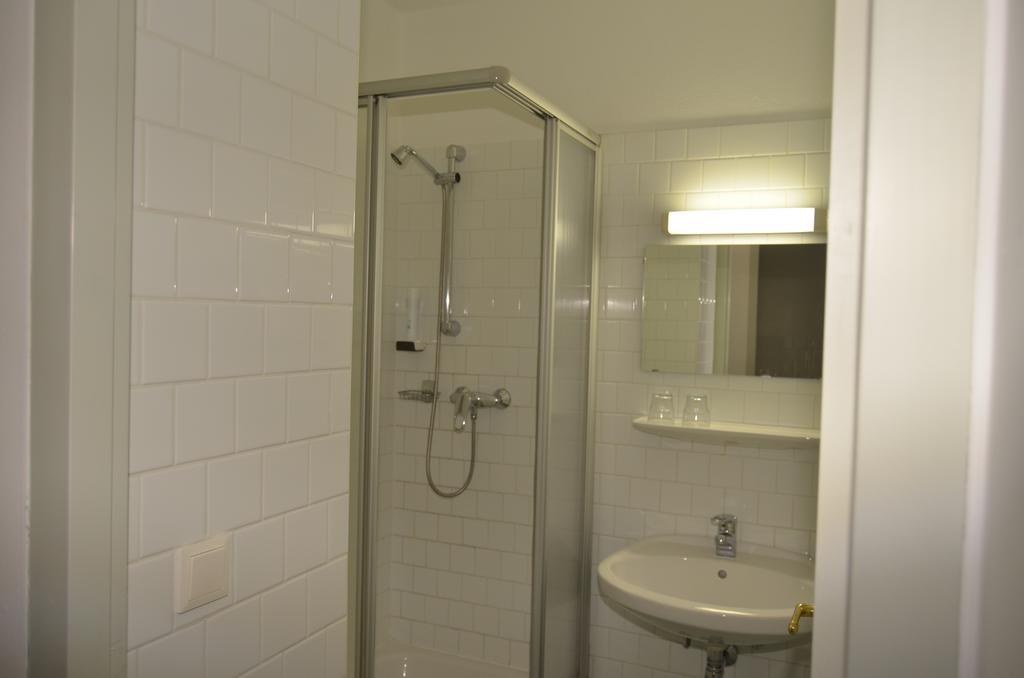 Single Room,165364125:JPEG