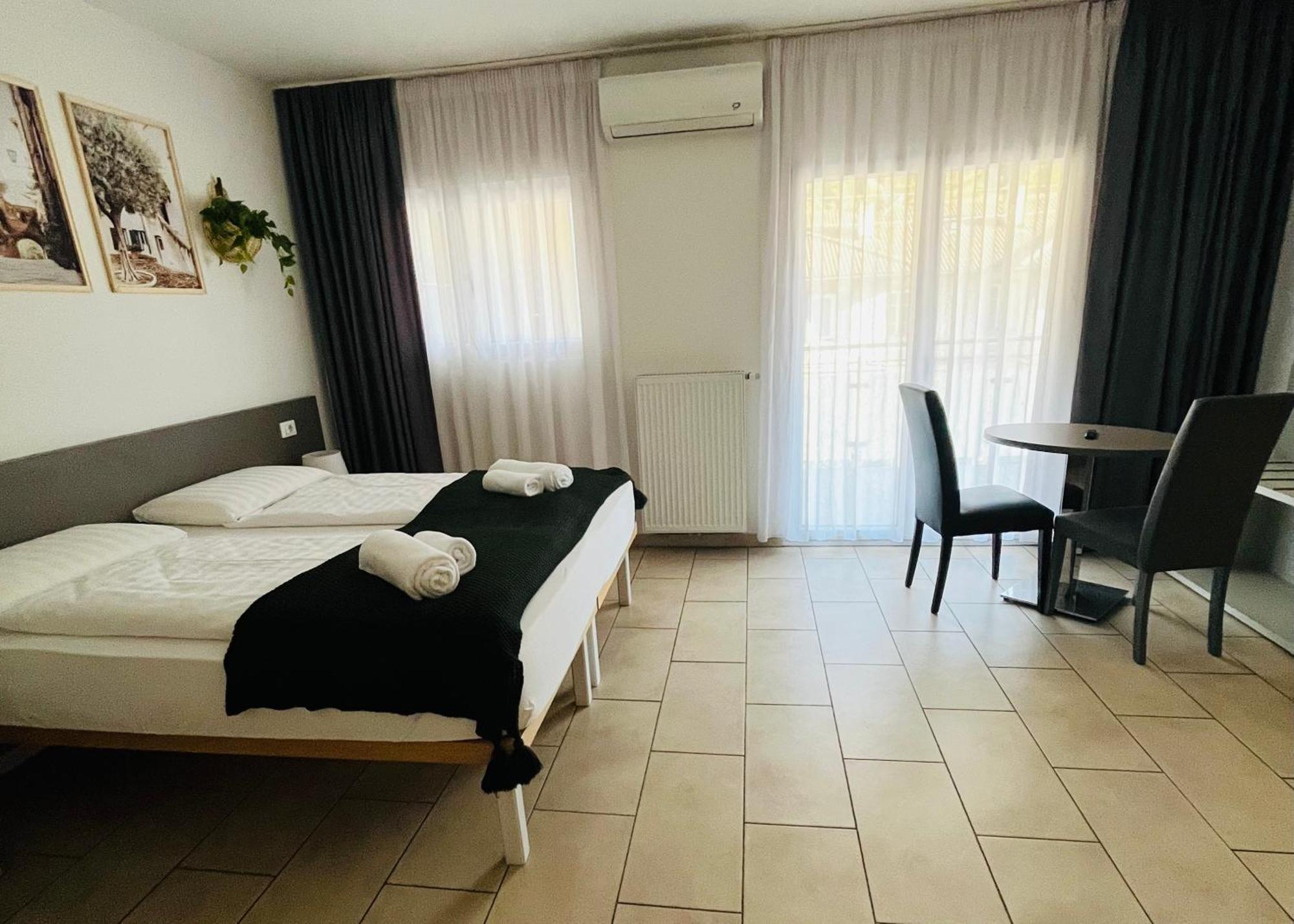 Vierbettzimmer mit Balkon