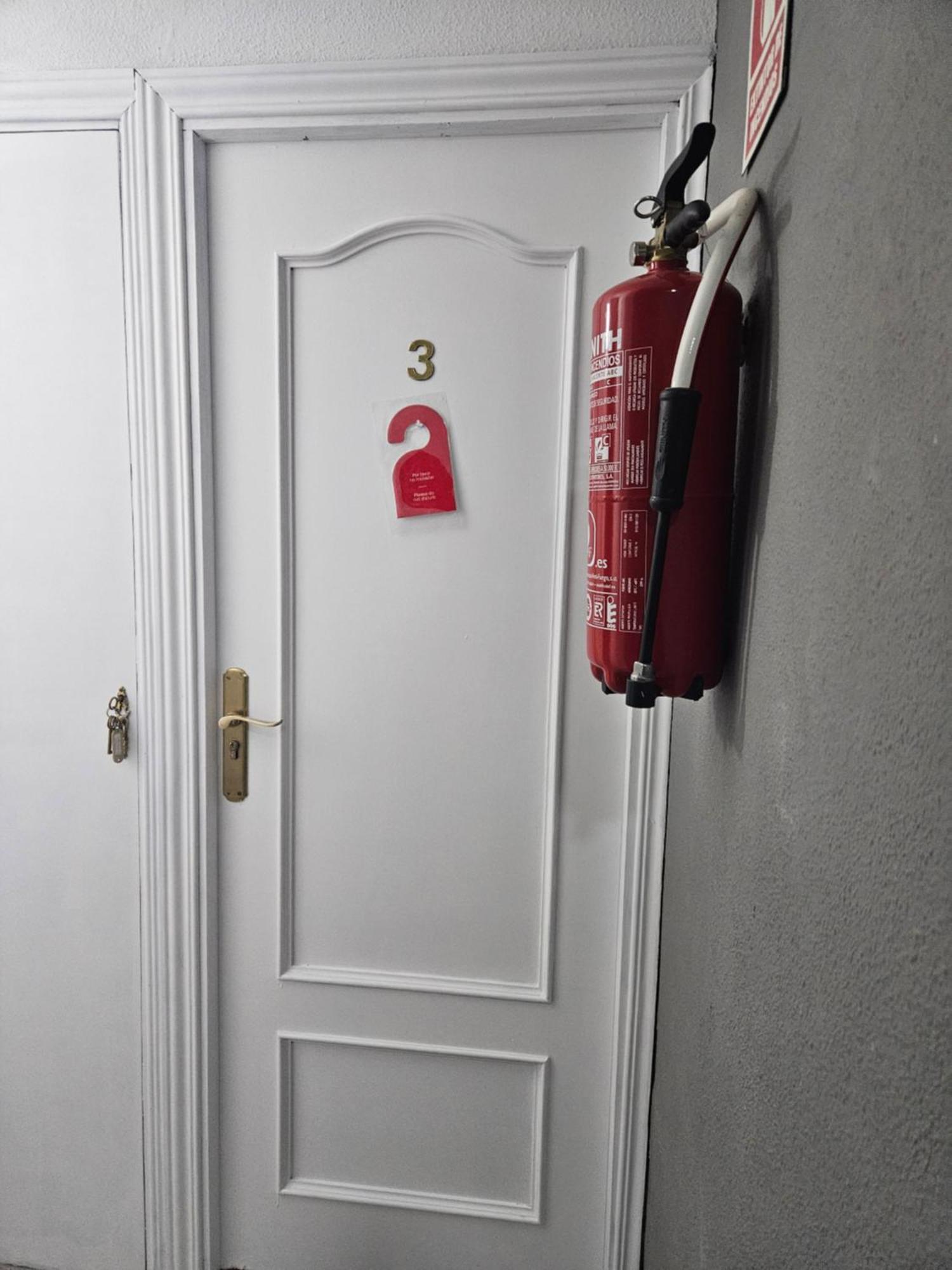 Doppel-/Zweibettzimmer mit Balkon