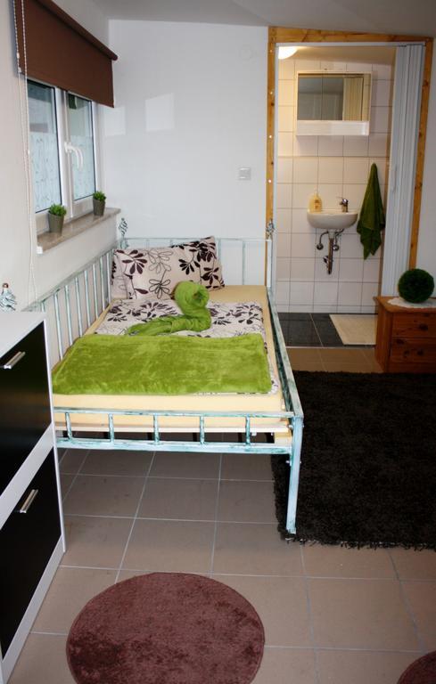Small Single Room,799124229:JPEG
