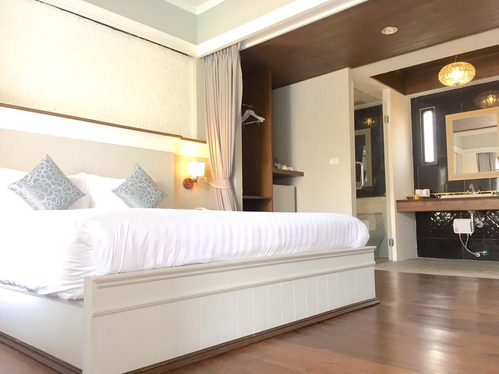 Zimmer mit Kingsize-Bett und Poolblick