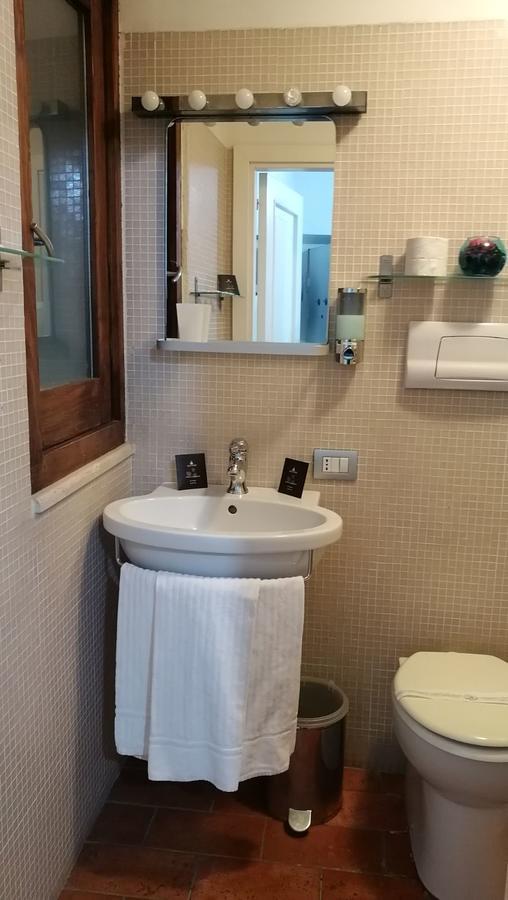 Dreibettzimmer mit Dusche