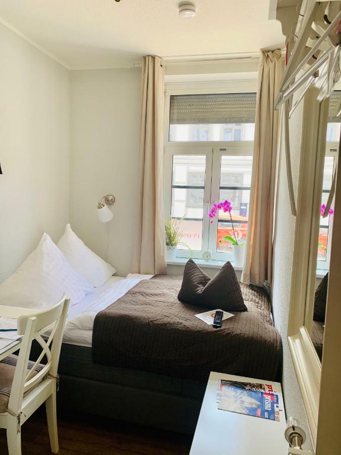 Single Room with Queen-size Bed,792456501:JPEG