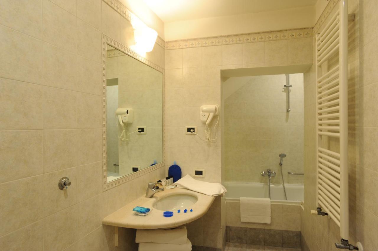 Two Connecting Double Rooms with 2 Bathrooms