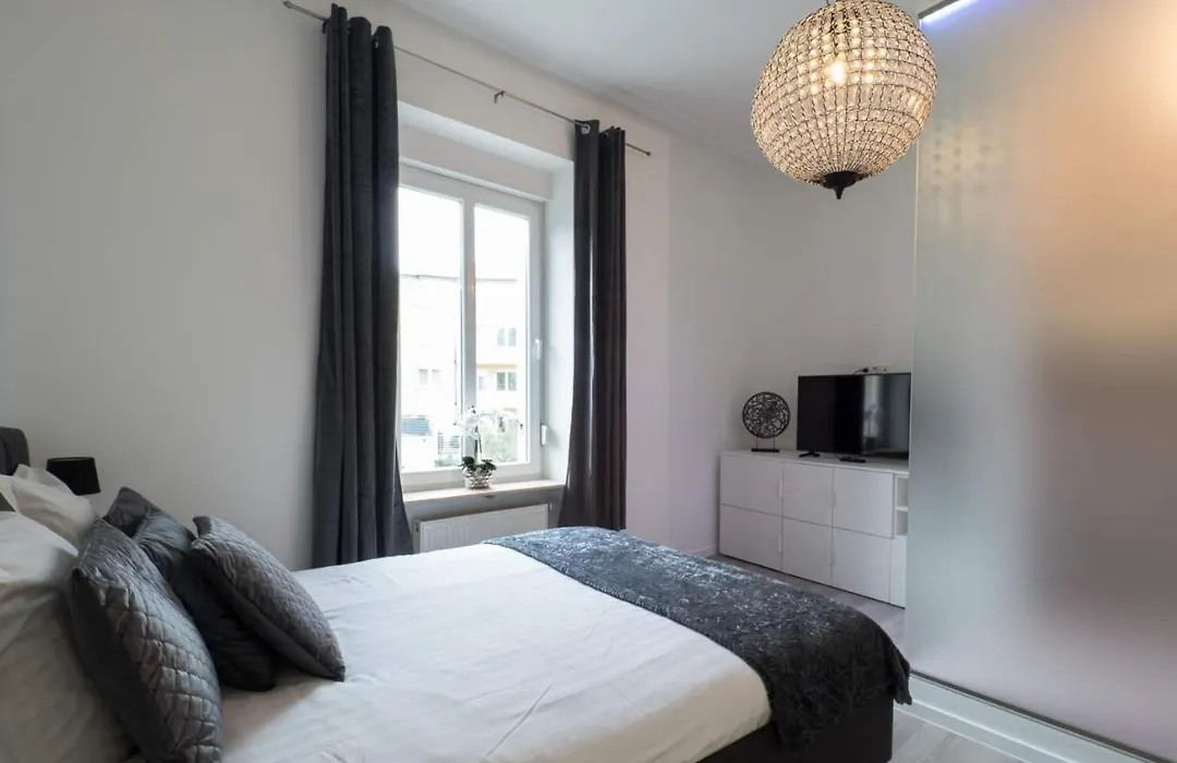 EXECUTIVE DOUBLE ROOM WITH EN-SUITE in GUEST HOUSE RUE TREVIRES R3-1
