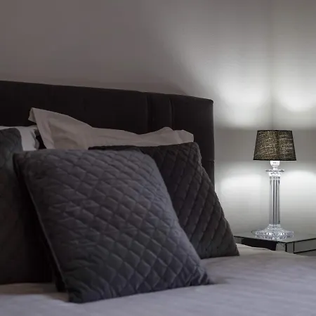 EXECUTIVE DOUBLE ROOM WITH EN-SUITE in GUEST HOUSE RUE TREVIRES R3-2