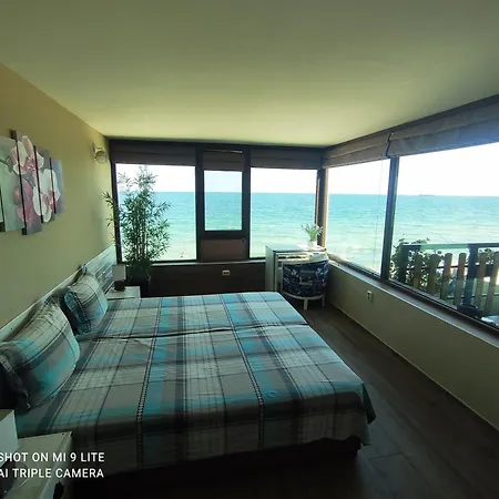 Hemingway Rooms In Happy Beach-2