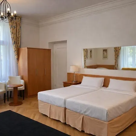 Residence Dykova - Former Pension Jana, Domov Mladeze-3