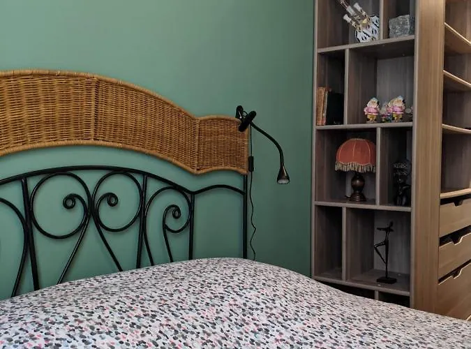 Private Acces To The All Flat. Charming Parisian.