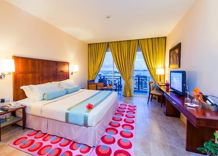 Familienhotel: Hulhule Island Hotel- Private Beach Access & Airport Pick-Up And Drop