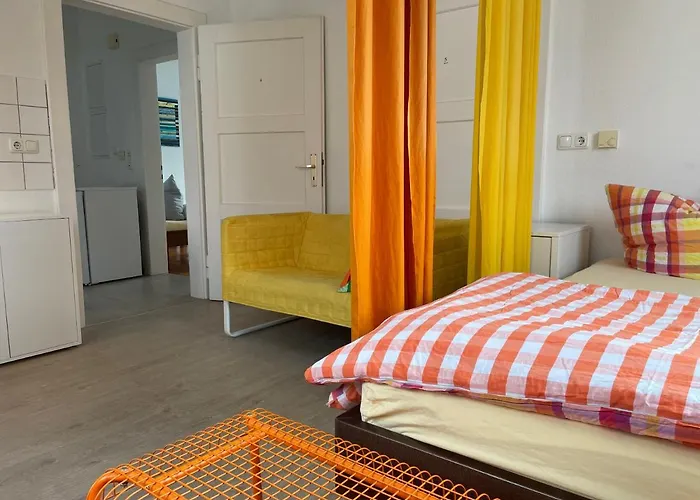 Altstadt Nähe 7 Min Fußweg über Alte Maibrücke zu Pension mit Balkon&Garten, ideal for long stay, relocation