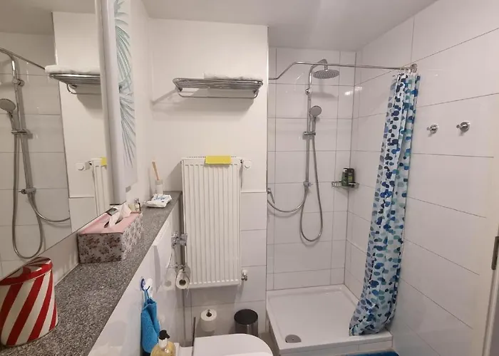 Ferienzimmer bei Thomas - Gemütliches Schlaf- und Wohnzimmer mit modernem Bad