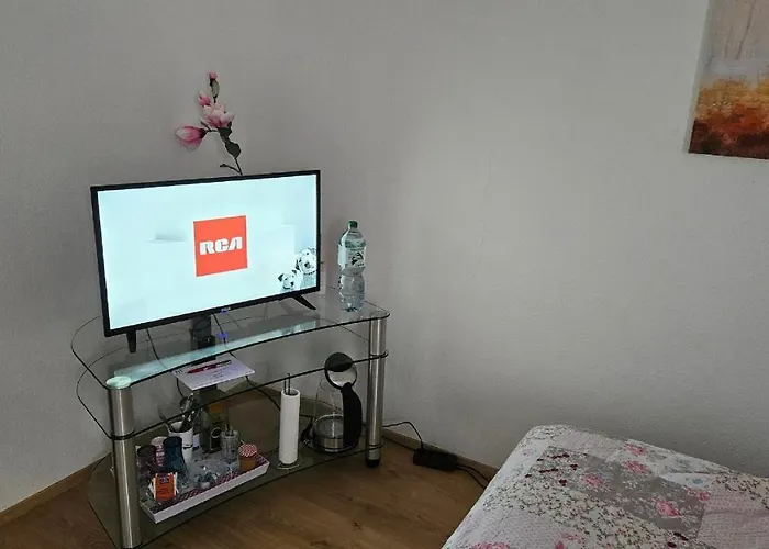 Ferienzimmer bei Thomas - Gemütliches Schlaf- und Wohnzimmer mit modernem Bad