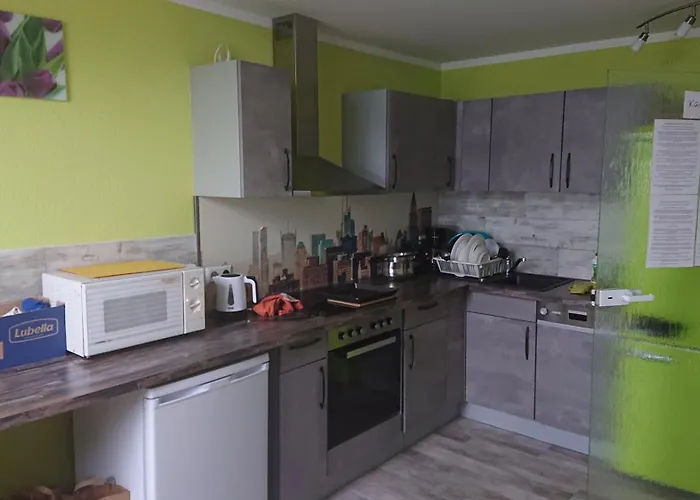 Dreibettzimmer mit Gemeinschaftsküche und je 2 Dusch- und 2 Toilettenzimmern