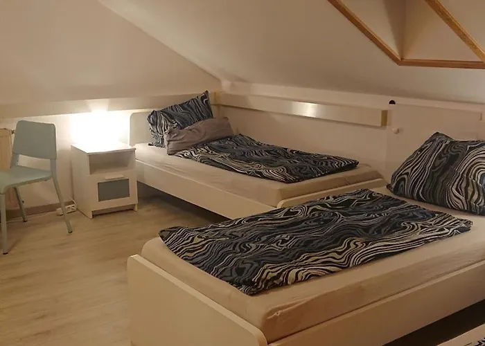 Dreibettzimmer mit Gemeinschaftsküche und je 2 Dusch- und 2 Toilettenzimmern