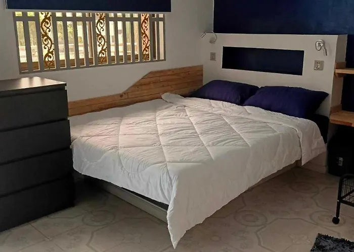 Little Susie Family Room With Balcony