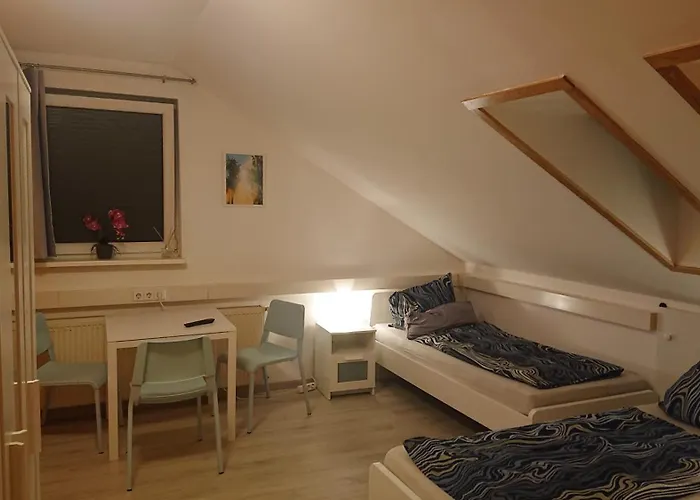 3-Bettzimmer mit Gemeinschaftsküche und je 2 Duschräumen und 2 Toiletten