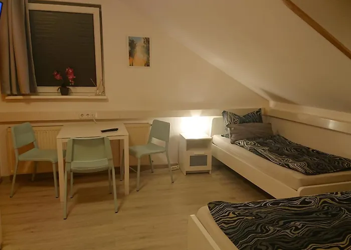 3-Bettzimmer mit Gemeinschaftsküche und je 2 Duschräumen und 2 Toiletten