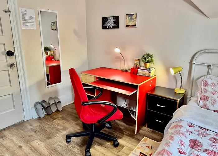 Private Room With Shared Amenities 10 Minutes To Airport And Walking Distance To Bus Station