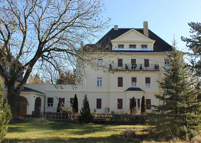 Spending A Splendid, All Natural Time At A Mansion