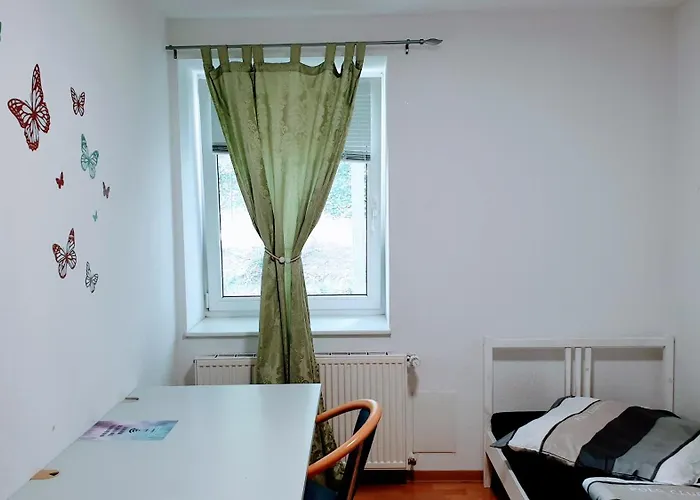 Zentrale Privatzimmer - Gemeinschaftskueche&Badezimmer - Free WiFi