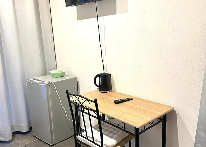 Compact Single Room With Shared Bathroom Ideal For Travelers