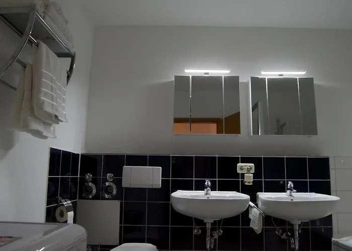 Sleep&Go - Doppelter Bergblickzimmer mit gemeinsamen Badezimmern