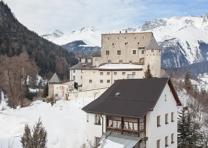 Hotel mit Pool: Hotel Neue Burg